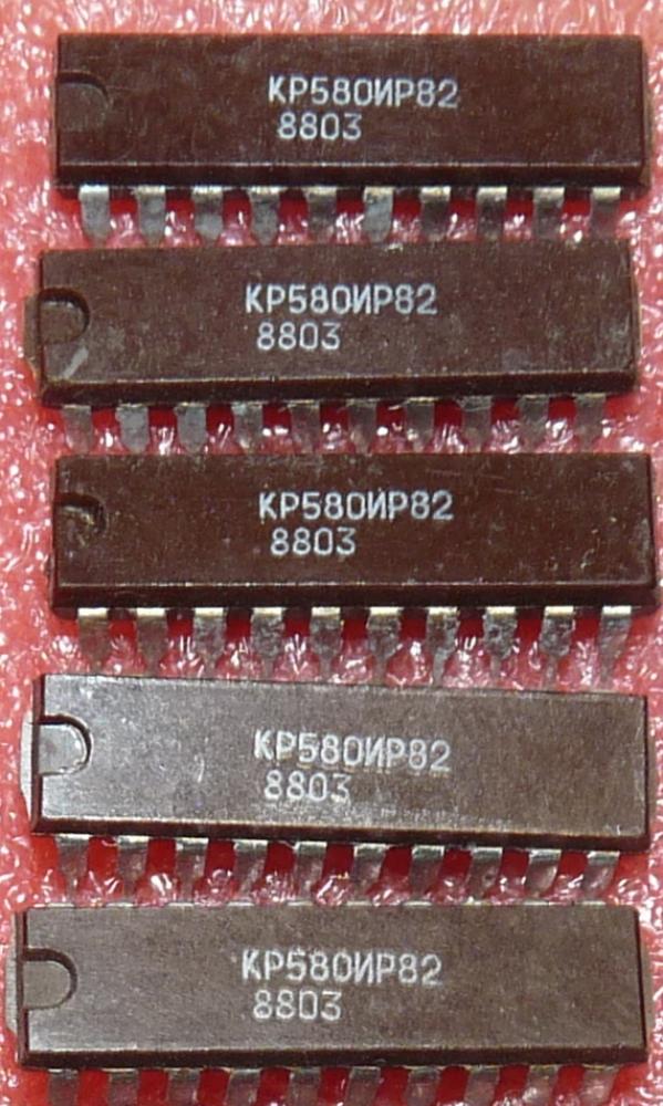 KP 580 ИР 82 (KR 580 IR 82, 8282), 8 Bustreiber mit Latch (M)
